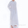 Uomini abbigliamento islamico in stile saudita